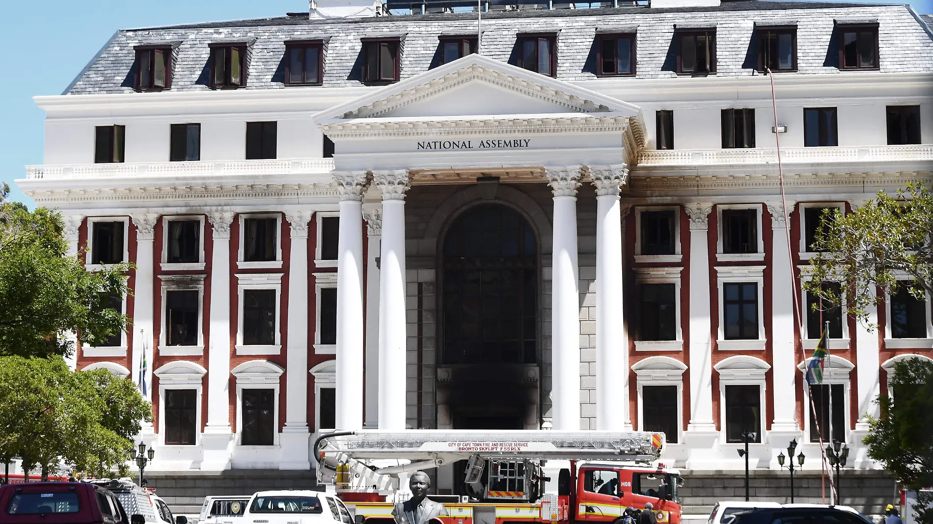 Controlan incendio en Parlamento de Sudáfrica